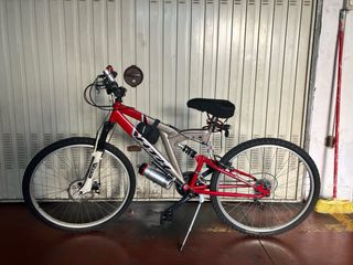 Bicicleta de montaña roja y plateada