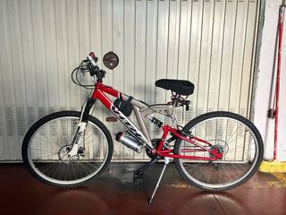 Bicicleta de montaña roja y plateada