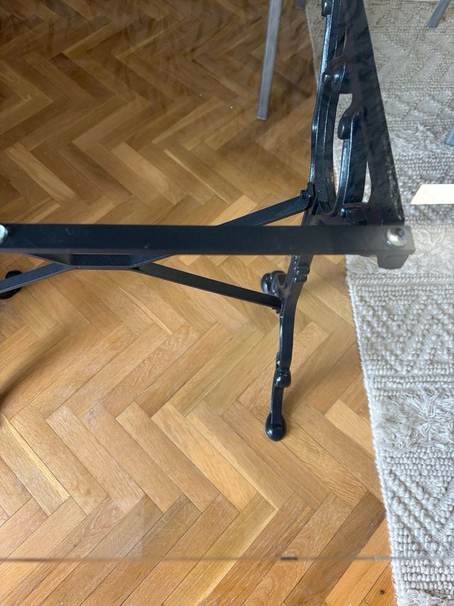 Mesa de vidro com pernas de ferro