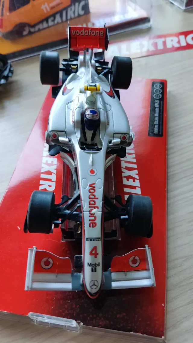 Coche Scalextric F1 MP4-26 Vodafone