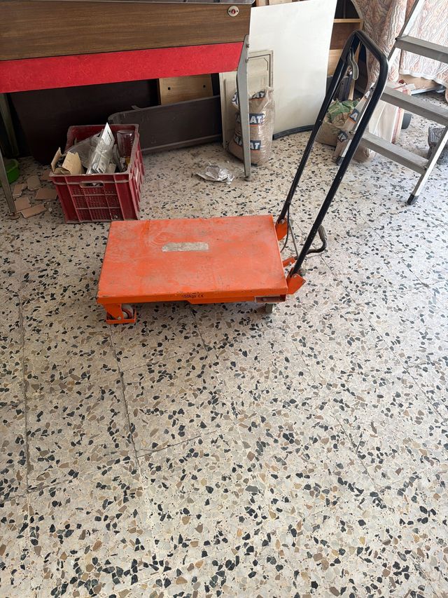 Elevador de plataforma naranja