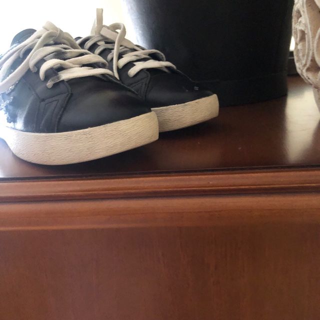 Zapatillas Michael Kors negras y doradas