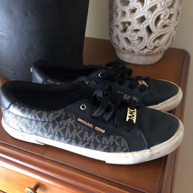 Zapatillas Michael Kors negras y doradas