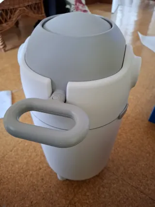Papelera de pañales gris y blanca