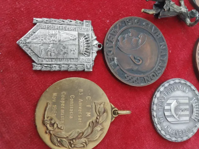 Diferentes medalhas da província de Barcelona diferem. Años