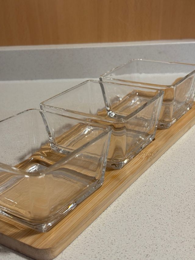 Tabla de bambú con 3 cuencos de vidrio