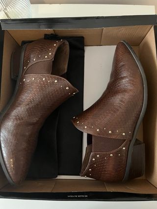 Botines de piel con tachuelas