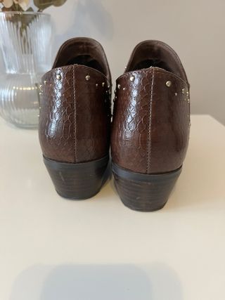 Botines de piel con tachuelas