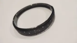 Pulsera mujer negra con detalles plateados