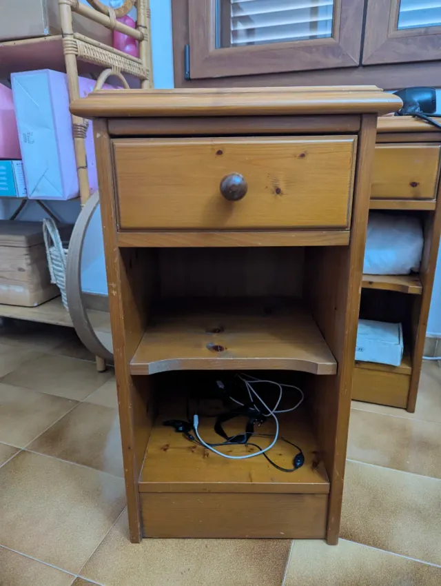 Dos mesitas de noche de madera