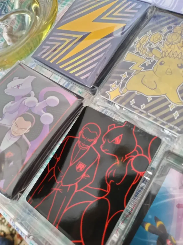 Figura Pokemon Espeon y Umbreon, pin fundas y más