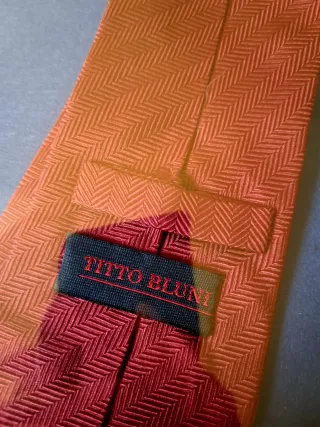 Corbata roja con diseño de espiga