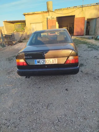 Peugeot 207 1.4 HDI y Mercedes carrocería 124