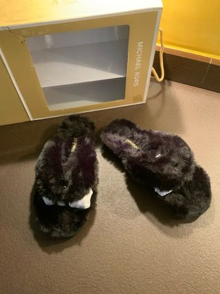Michael Kors Pantuflas Peludas Negras