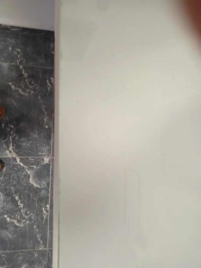 Elegante tocador con superficie de cristal.