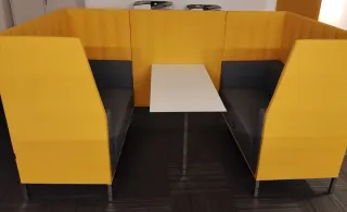 Poltrone fonoassorbenti gialle e grigie