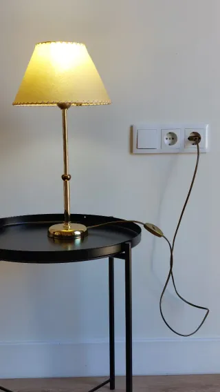 Lámpara de mesa dorada de latón