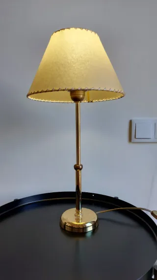 Lámpara de mesa dorada de latón