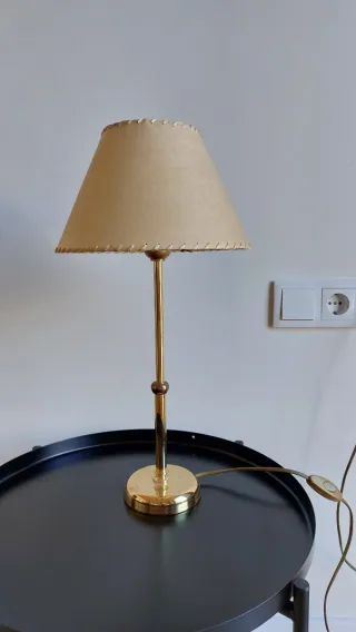 Lámpara de mesa dorada de latón