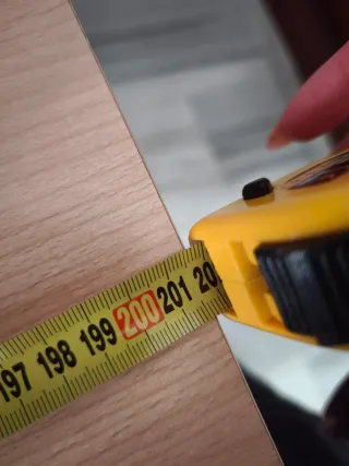 Cama con cajones de madera y tela