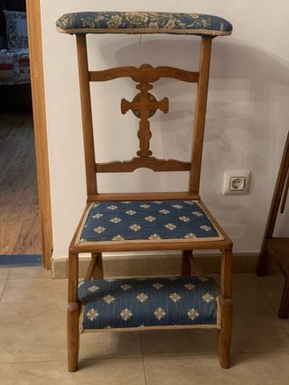 Reclinatorio de madera con asiento y reposapiés