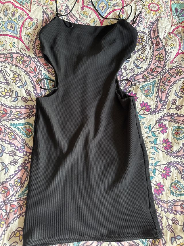 Vestido negro con tirantes y aberturas