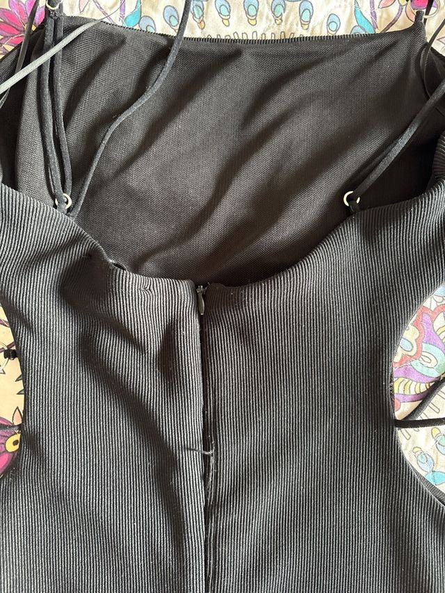 Vestido negro con tirantes y aberturas