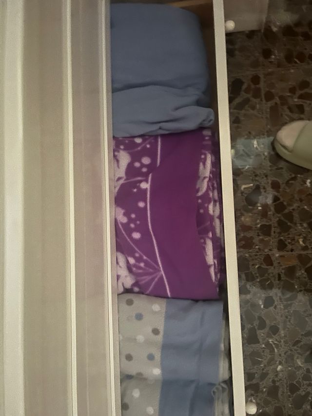 Cómoda blanca de madera