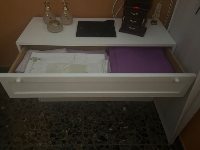 Cómoda blanca de madera