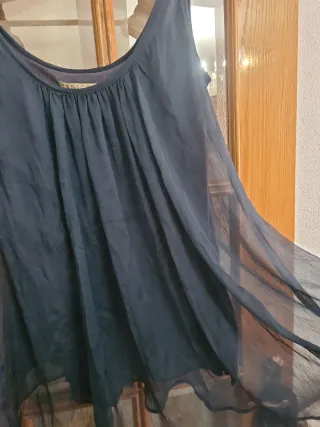 Blusa sin mangas azul con adornos dorados