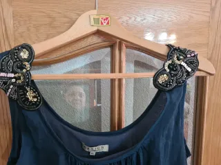 Blusa sin mangas azul con adornos dorados