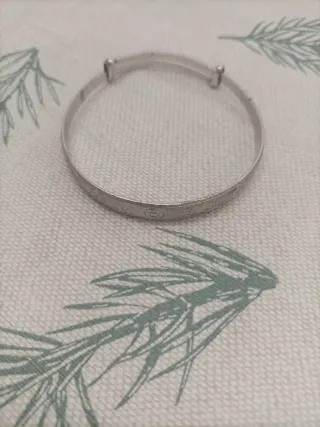 Esclava de plata con grabados chinos.