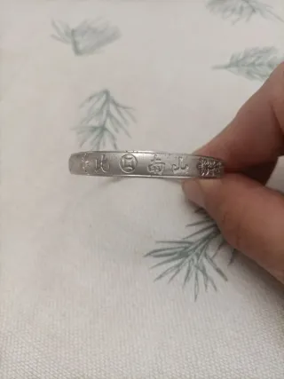 Esclava de plata con grabados chinos.