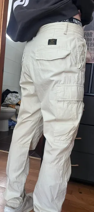 Pantalón cargo beige