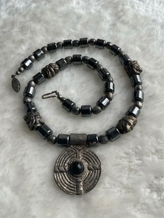 Collana donna ematite con medaglia Vintage