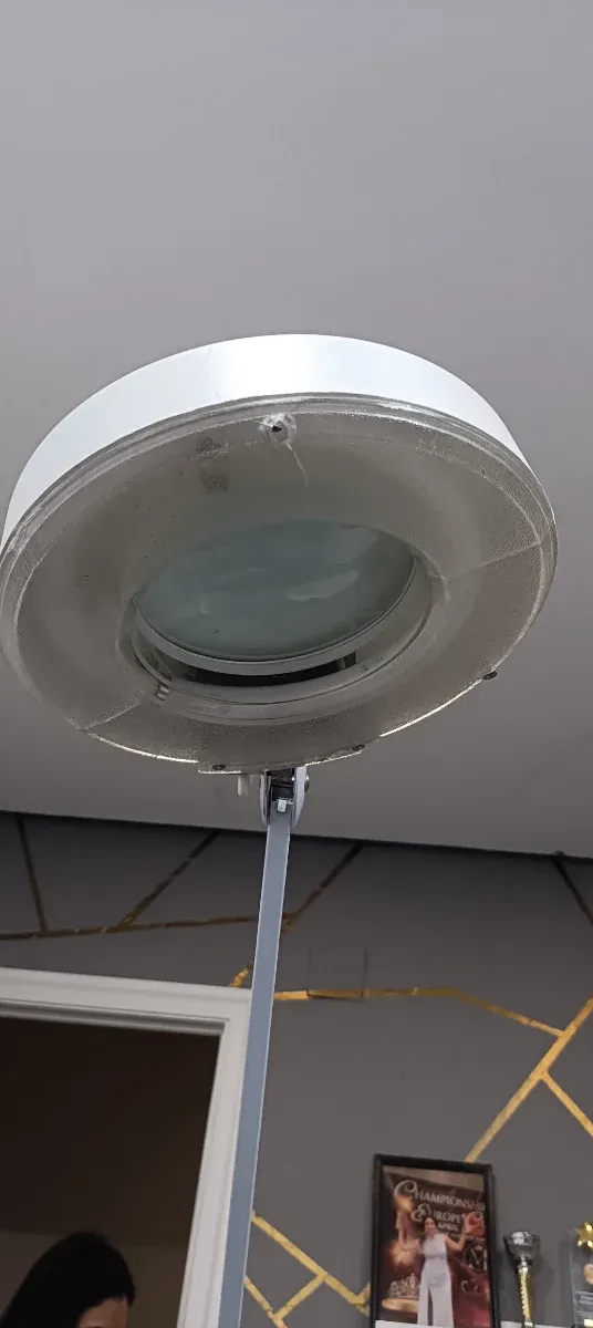 Lámpara de pie metálica y plástica