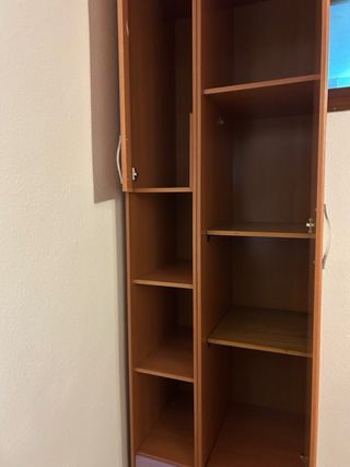 Armario de madera con cajones morados