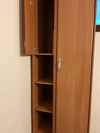 Armario de madera con cajones morados