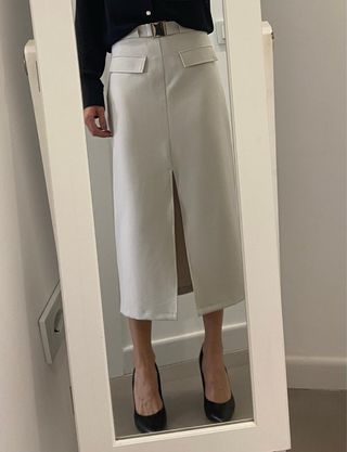 Falda larga beige con cinturón y abertura