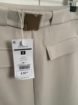 Falda larga beige con cinturón y abertura