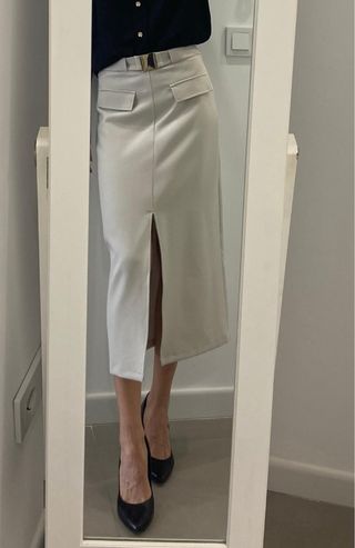 Falda larga beige con cinturón y abertura