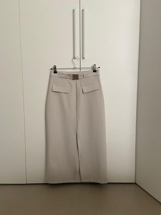 Falda larga beige con cinturón y abertura