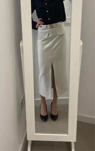 Falda larga beige con cinturón y abertura