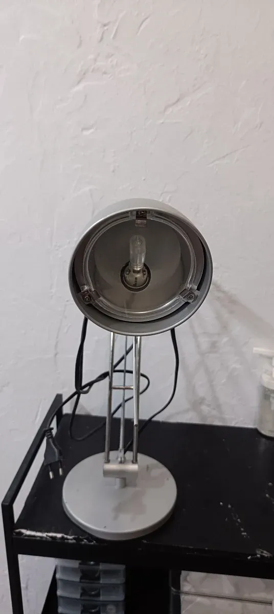 Lámpara de escritorio metálica plateada