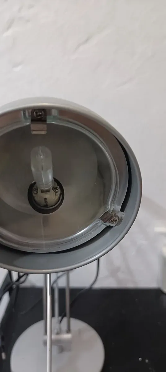 Lámpara de escritorio metálica plateada