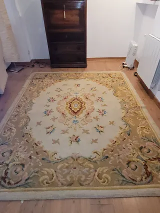 Alfombra de lana grande diseño floral.