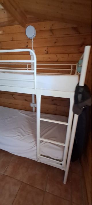 Letti a castello metallici bianchi.