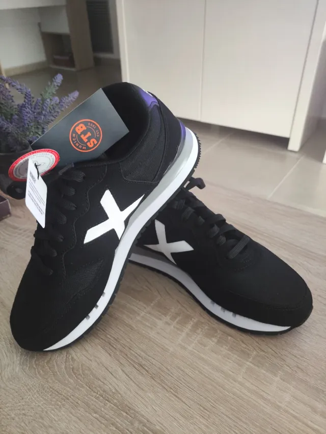 Zapatillas Munich Negras y Blancas