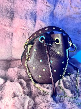 Bolso de piel  morado con tachuelas doradas