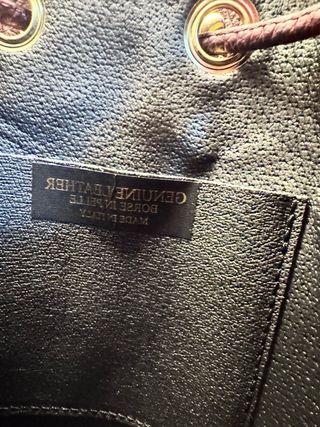 Bolso de piel  morado con tachuelas doradas